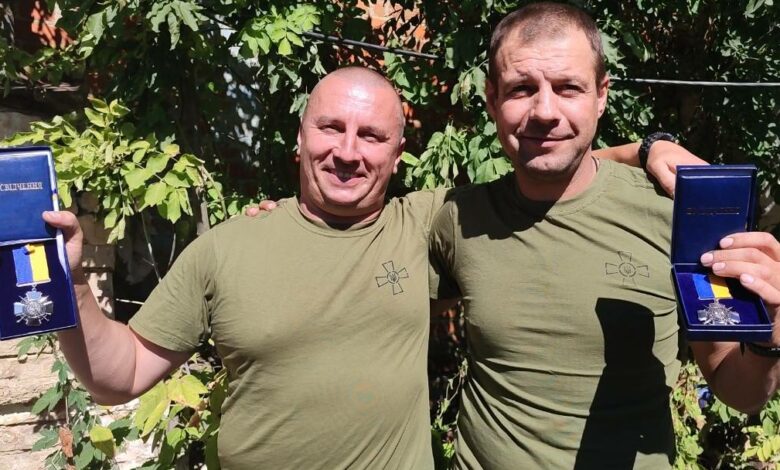 Прийняли перший бій на околицях Чернігова: двох захисників із Чернігівщини нагородили медалями (Фото)
