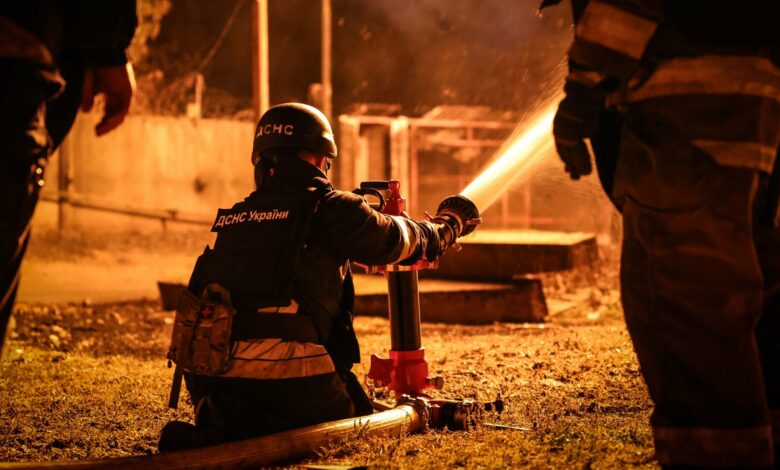 Стан середньої тяжкості: у ДСНС розповіли про рятувальників, які постраждали через ворожий удар