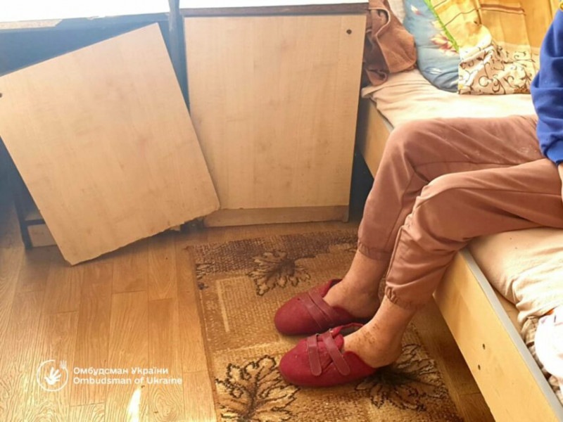 Таргани у ліжку, протерміновані ліки та в’язничний режим: шокуючі факти утримання тяжкохворих на Чернігівщині (Фото)