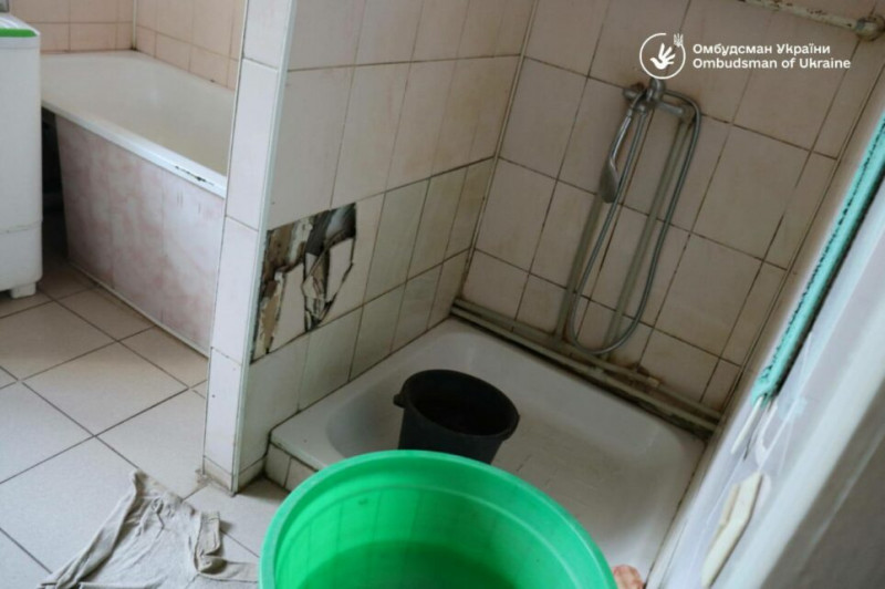 Таргани у ліжку, протерміновані ліки та в’язничний режим: шокуючі факти утримання тяжкохворих на Чернігівщині (Фото)