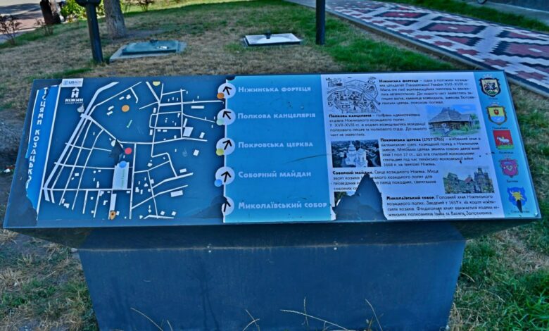 У центрі Ніжина пошкоджено інформаційний стенд (Фото)