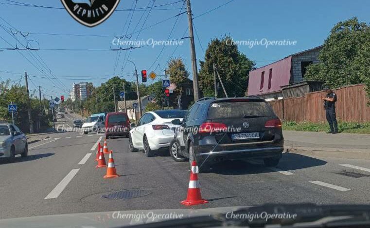 У Чернігові на перехресті не розминулися дві автівки (Фотофакт)