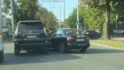 У Чернігові в ДТП потрапив навчальний автомобіль (Відеофакт)