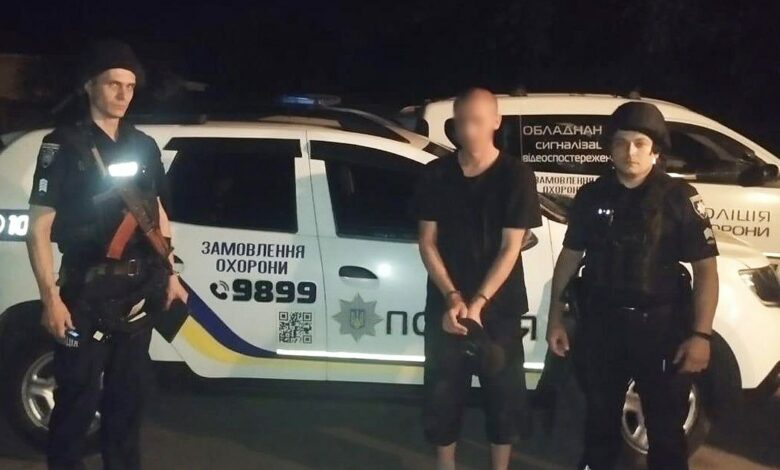 У Прилуках поліцейські оперативно затримали зловмисника, який обікрав магазин