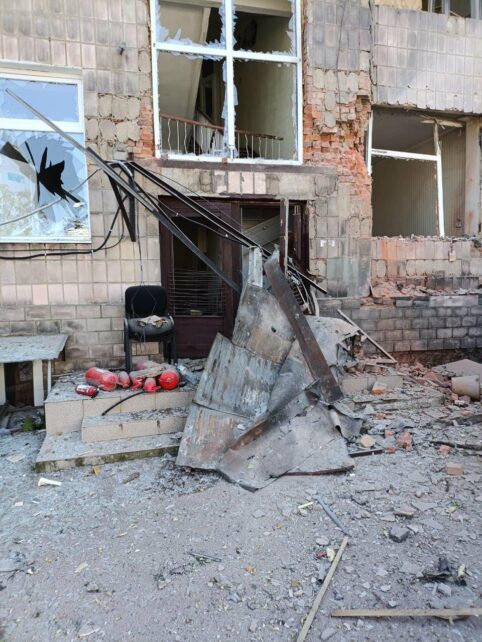 Ворожий дрон влучив у будівлю міської ради: ворог сім разів атакував місто на Чернігівщині