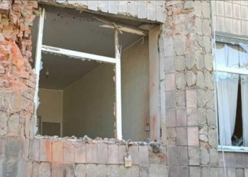 Ворожий дрон влучив у будівлю міської ради: ворог сім разів атакував місто на Чернігівщині Ворожий дрон влучив у будівлю міської ради: ворог сім разів атакував місто на Чернігівщині