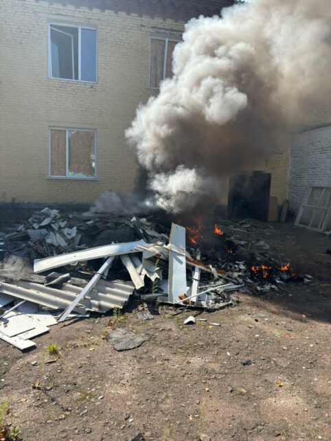 Ворожий дрон влучив у будівлю міської ради: ворог сім разів атакував місто на Чернігівщині
