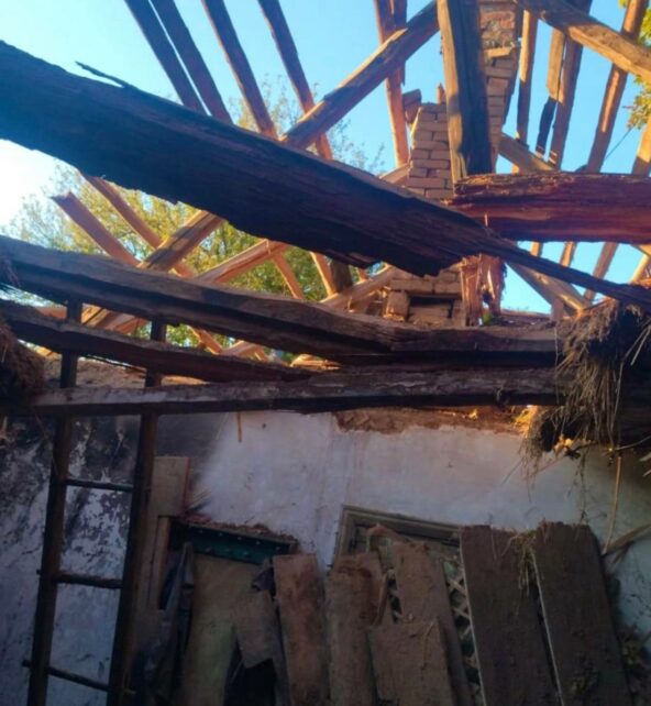 Жінка дивом вижила після удару дрона на Чернігівщині: житло зруйноване вщент (Фото)