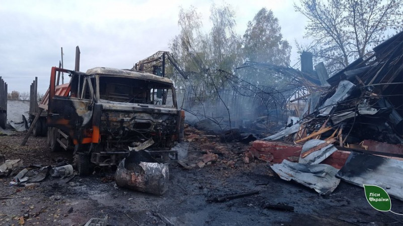 Пожежа на цивільному підприємстві з лісозаготівлі: військо РФ атакувало Новгород-Сіверський ударними БпЛА