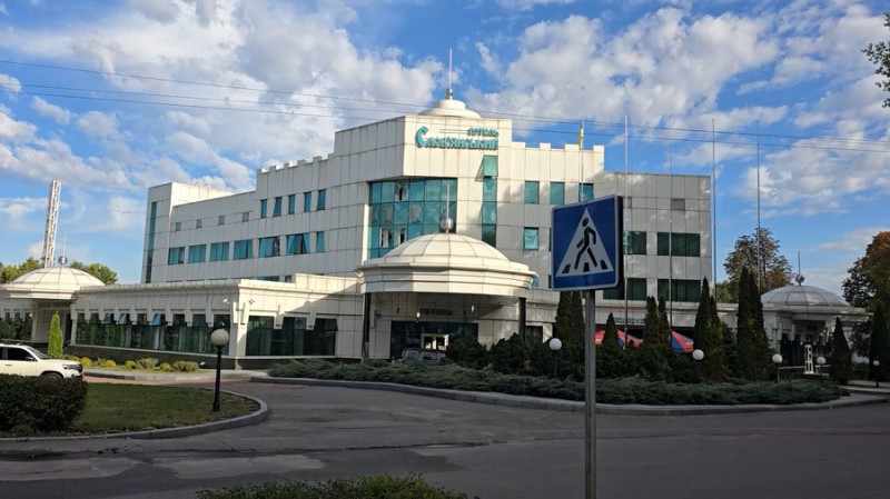 "Геранями" по готелю, який колись збудували для зустрічі трьох президентів: що відомо про атаку по Новгороду-Сіверському