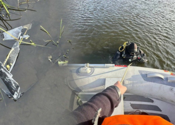 На Чернігівщині водолази-сапери дістали з річки Десна уламки російського безпілотника На Чернігівщині водолази-сапери дістали з річки Десна уламки російського безпілотника