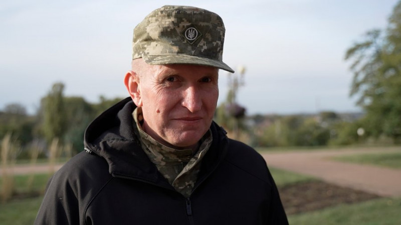 "Прапор Надії": у Чернігові чорно-білий стяг підняв звільнений з полону Сергій Маценко