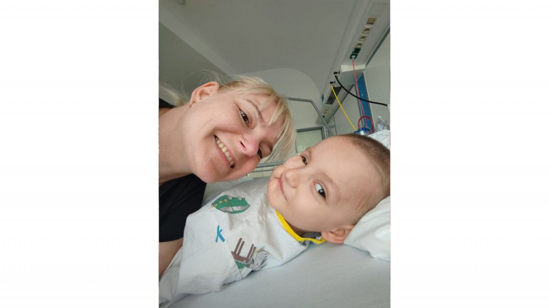 "Ходить до садочка та працює над вимовою": що відомо про хлопчика, який зазнав травм під час вибуху на Валу у Чернігові