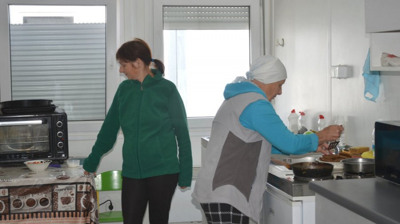 З безплатними обідами, але без укриття: як живуть переселенці з прикордоння Чернігівщини у Новоселівці