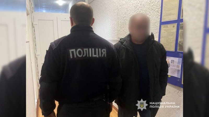 Взяв пластмасову пляшку із займистою речовиною, облив нею господаря і підпалив: на Чернігівщині затримали підозрюваного