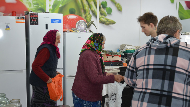 З безплатними обідами, але без укриття: як живуть переселенці з прикордоння Чернігівщини у Новоселівці