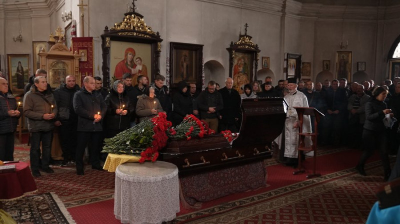 "Був прикладом для всіх": у Чернігові попрощалися з енергетиком Анатолієм Савченком, який загинув унаслідок атаки РФ
