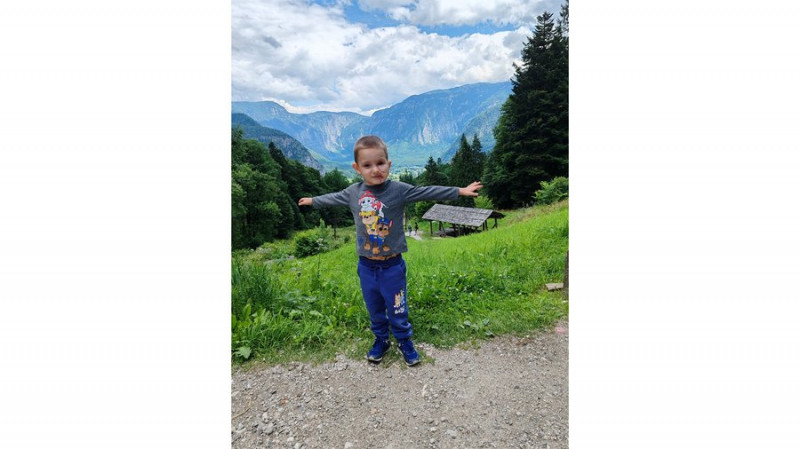 "Ходить до садочка та працює над вимовою": що відомо про хлопчика, який зазнав травм під час вибуху на Валу у Чернігові