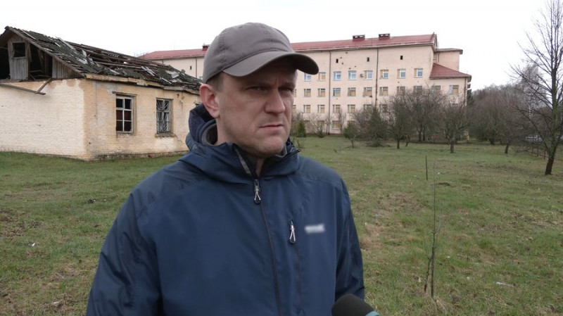 З безплатними обідами, але без укриття: як живуть переселенці з прикордоння Чернігівщини у Новоселівці