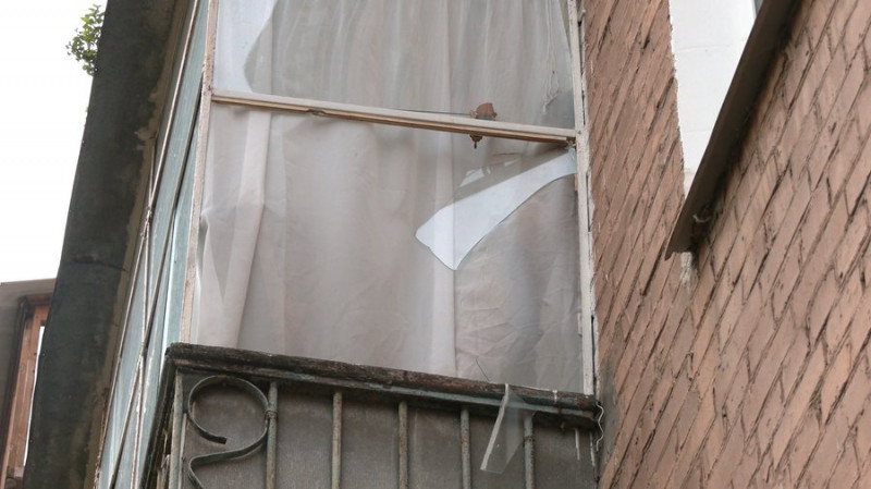 У Чернігові тричі за дві доби РФ цілила по центру міста: яких пошкоджень зазнали будинки навколо і що кажуть їх мешканці