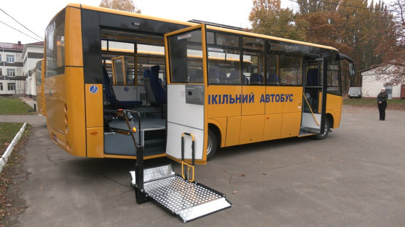 Три громади Чернігівщини отримали нові спеціалізовані автобуси для підвозу школярів