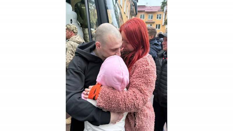 "Не можемо надивитись одне на одного": з російського полону повернувся Ігор Гацко з Чернігова