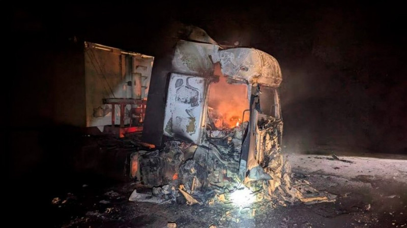 Хотіли забрати зерно з поля: що відомо про ракетний удар по вантажівках на Чернігівщині, внаслідок чого загинув водій