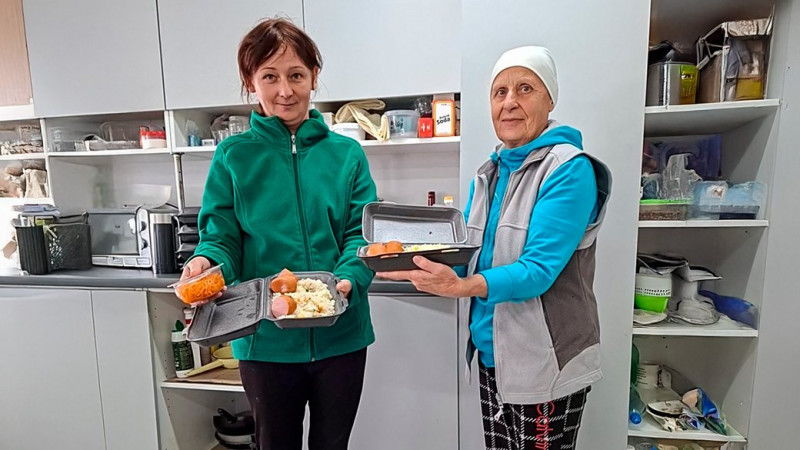 З безплатними обідами, але без укриття: як живуть переселенці з прикордоння Чернігівщини у Новоселівці