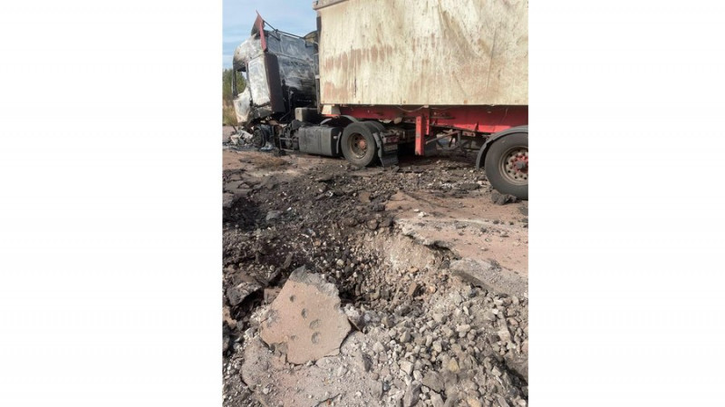 Хотіли забрати зерно з поля: що відомо про ракетний удар по вантажівках на Чернігівщині, внаслідок чого загинув водій