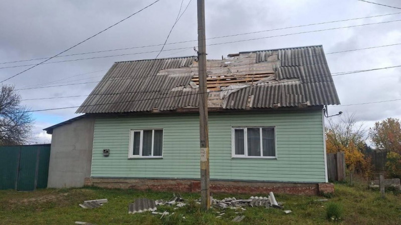 Росіяни знову атакували Семенівку: безпілотник поцілив у будинок
