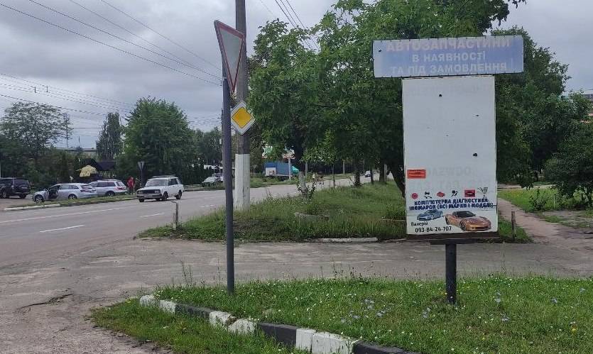 Демонтують ще 51 незаконну тимчасову споруду та два металеві гаражі