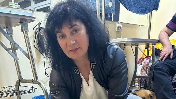 «Дуже важко. Ми тримаємося з останніх сил»: жінка з обстрілюваного чернігівського прикордоння дбає про 32 собак і 35 котів