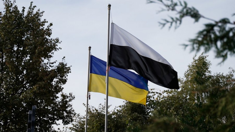 "Прапор Надії": у Чернігові чорно-білий стяг підняв звільнений з полону Сергій Маценко