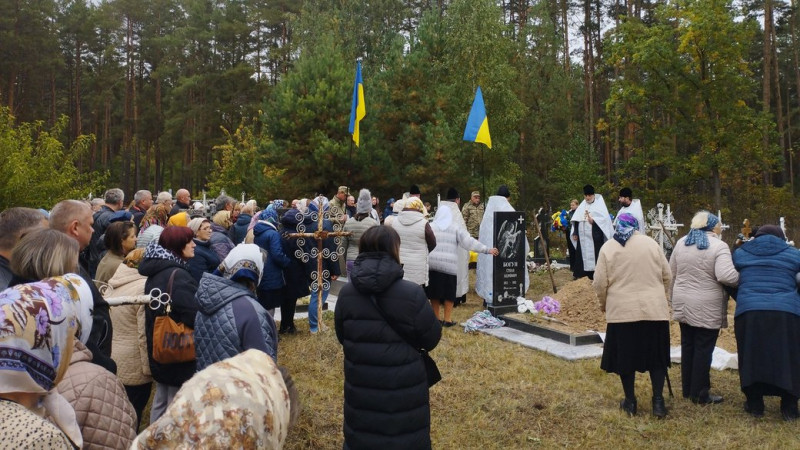 Попрощалися з двома захисниками, які брали участь в обороні Чернігова: Володимиром Живодіром та Денисом Денисенком
