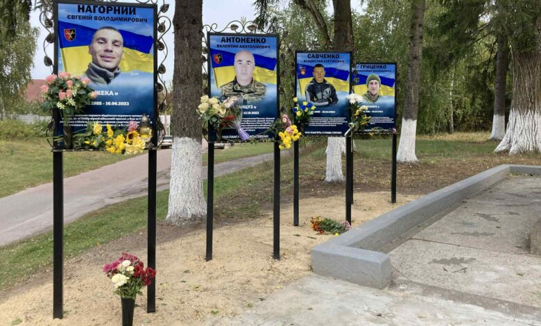 Меморіальні дошки на честь земляків, які загинули на війні, відкрили в селі на Чернігівщині (Фото)