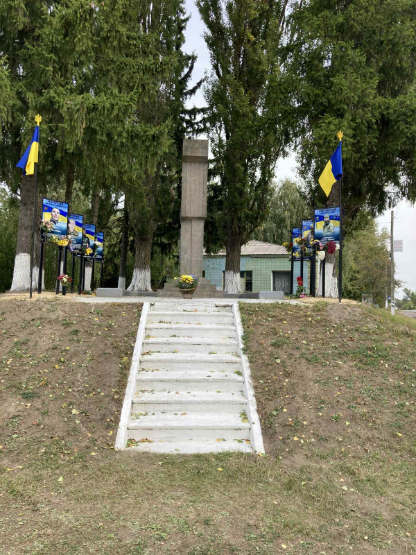 Меморіальні дошки на честь земляків, які загинули на війні, відкрили в селі на Чернігівщині (Фото)