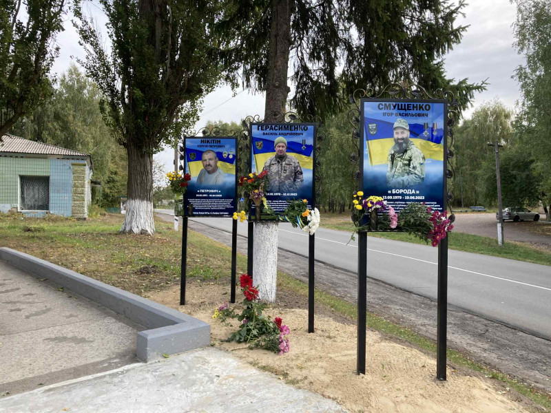 Меморіальні дошки на честь земляків, які загинули на війні, відкрили в селі на Чернігівщині (Фото)