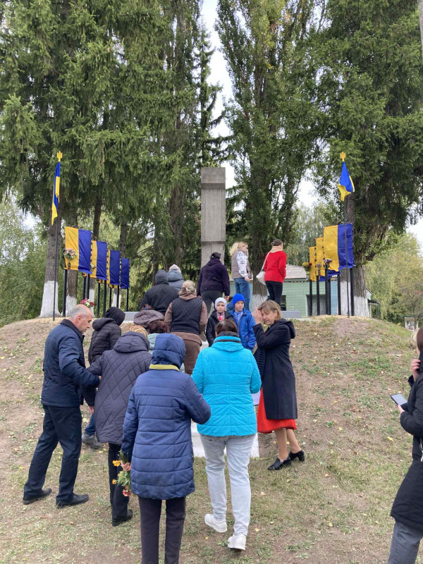 Меморіальні дошки на честь земляків, які загинули на війні, відкрили в селі на Чернігівщині (Фото)