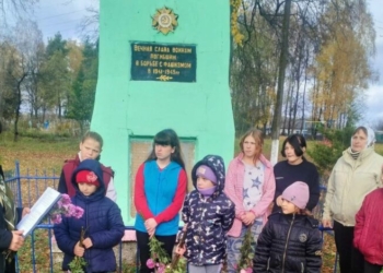 На Чернігівщині діти покладали квіти до пам’ятника з серпом і молотом На Чернігівщині діти покладали квіти до пам’ятника з серпом і молотом