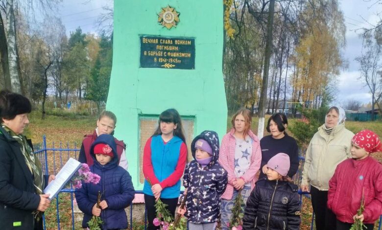 На Чернігівщині діти покладали квіти до пам’ятника з серпом і молотом