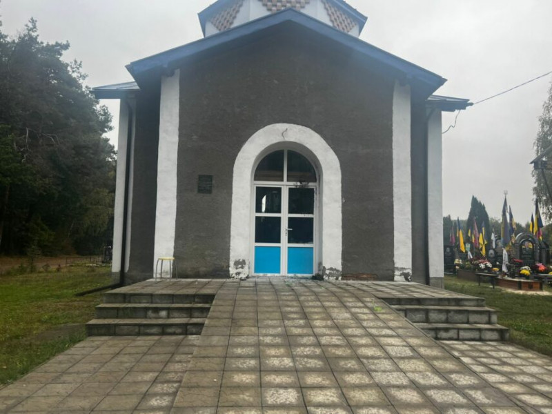 На Чернігівщині невідомі познущалися над могилами загиблих воїнів (Фото)