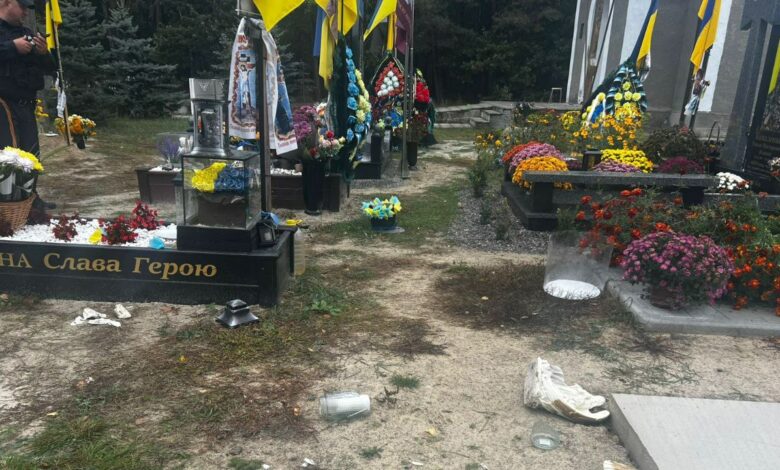 На Чернігівщині невідомі познущалися над могилами загиблих воїнів (Фото)