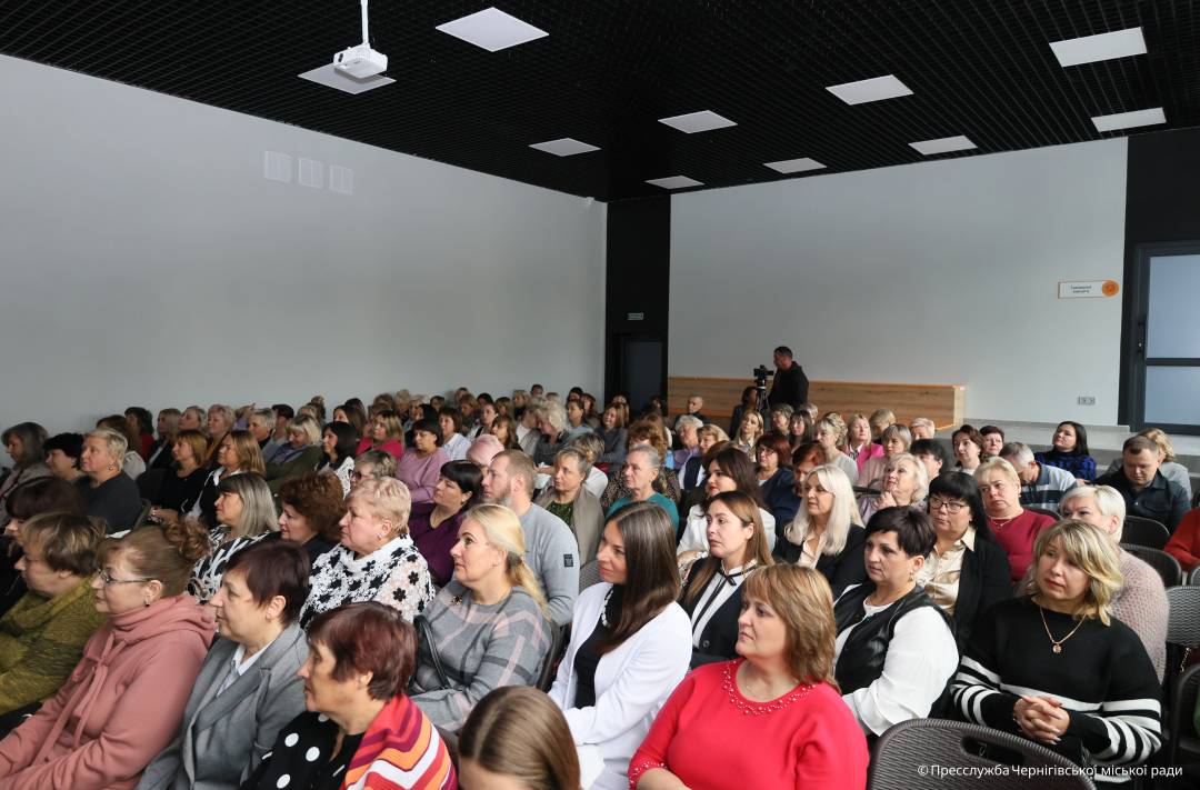 Освітянська спільнота Чернігова отримала відзнаки з нагоди професійного свята