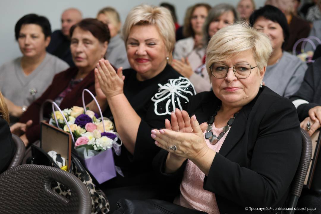 Освітянська спільнота Чернігова отримала відзнаки з нагоди професійного свята