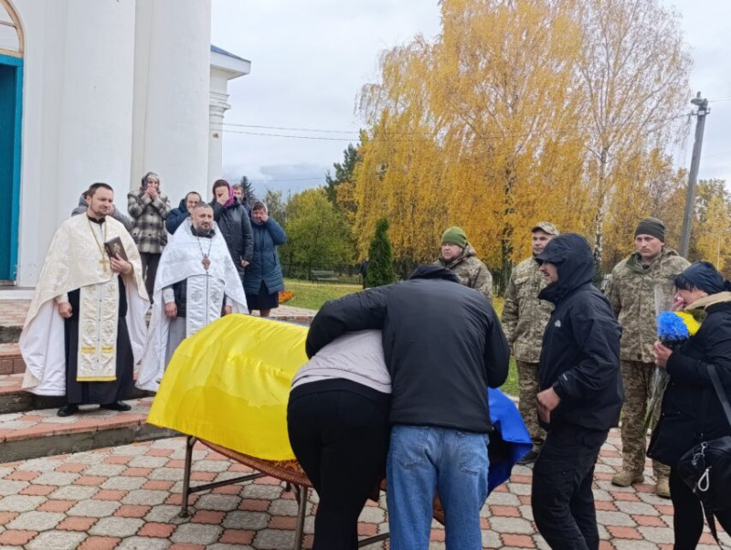 Прослужив всього місяць і три дні: на Чернігівщині прощалися із воїном