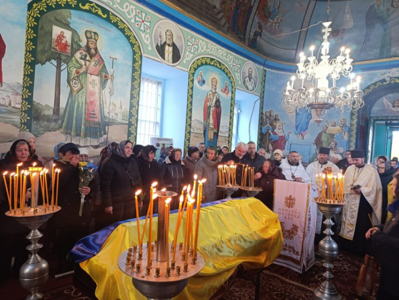 Прослужив всього місяць і три дні: на Чернігівщині прощалися із воїном
