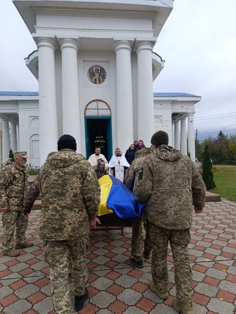 Прослужив всього місяць і три дні: на Чернігівщині прощалися із воїном