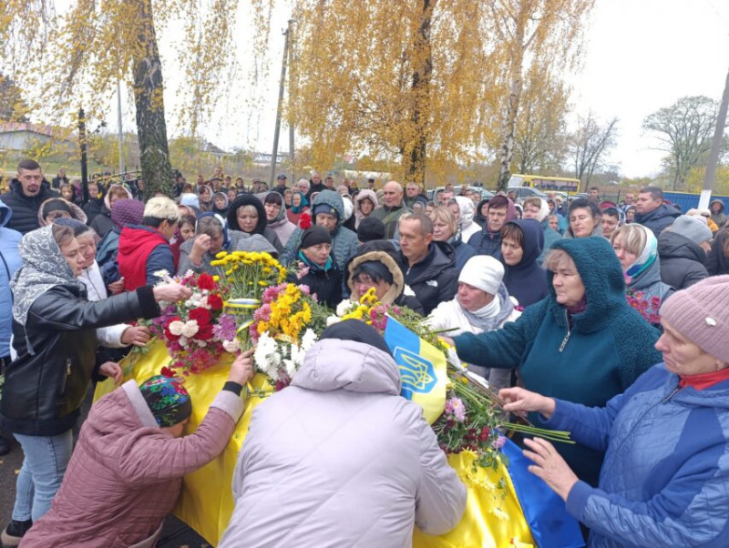 Прослужив всього місяць і три дні: на Чернігівщині прощалися із воїном