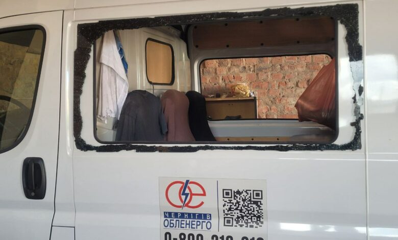 Росіяни вдарили по енергетиках Чернігівщини, коли ті виконували відновлювальні роботи (Фото)