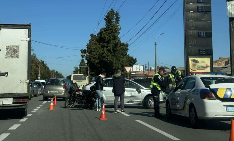 У Чернігові не розминулися автівка та мотоцикліст (Фотофакт)
